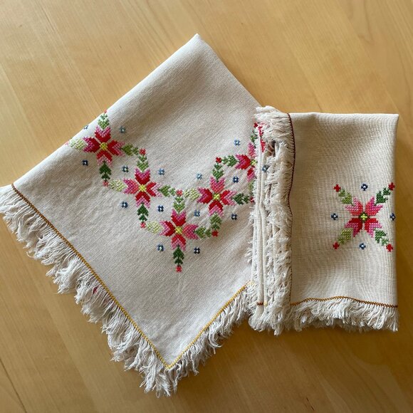 Point de Croix Table Linen Set - Picture 2 of 13